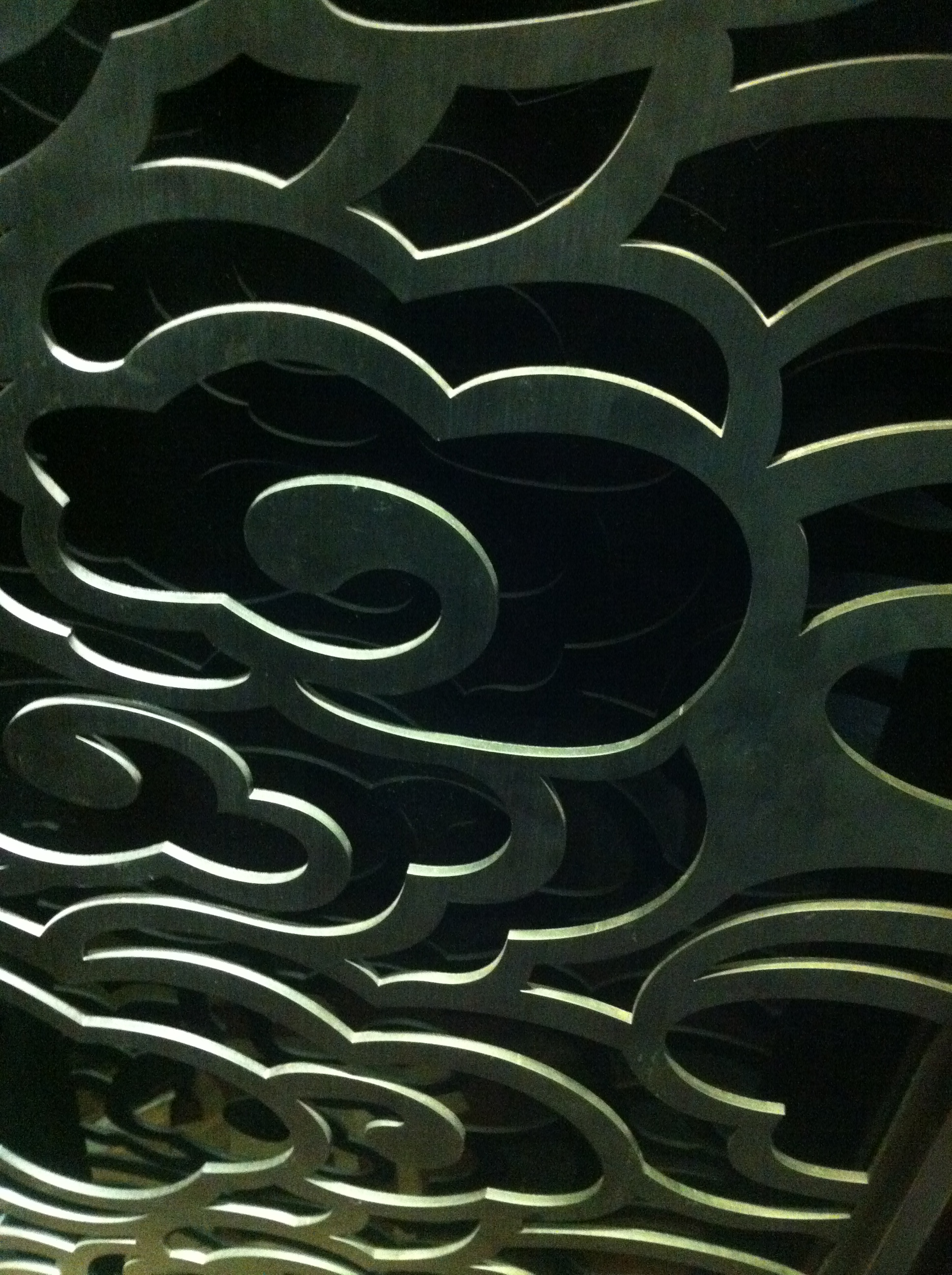 【百科】泓冠拉絲黑鈦祥云圖不銹鋼屏風制作，幫您解決后顧之憂！